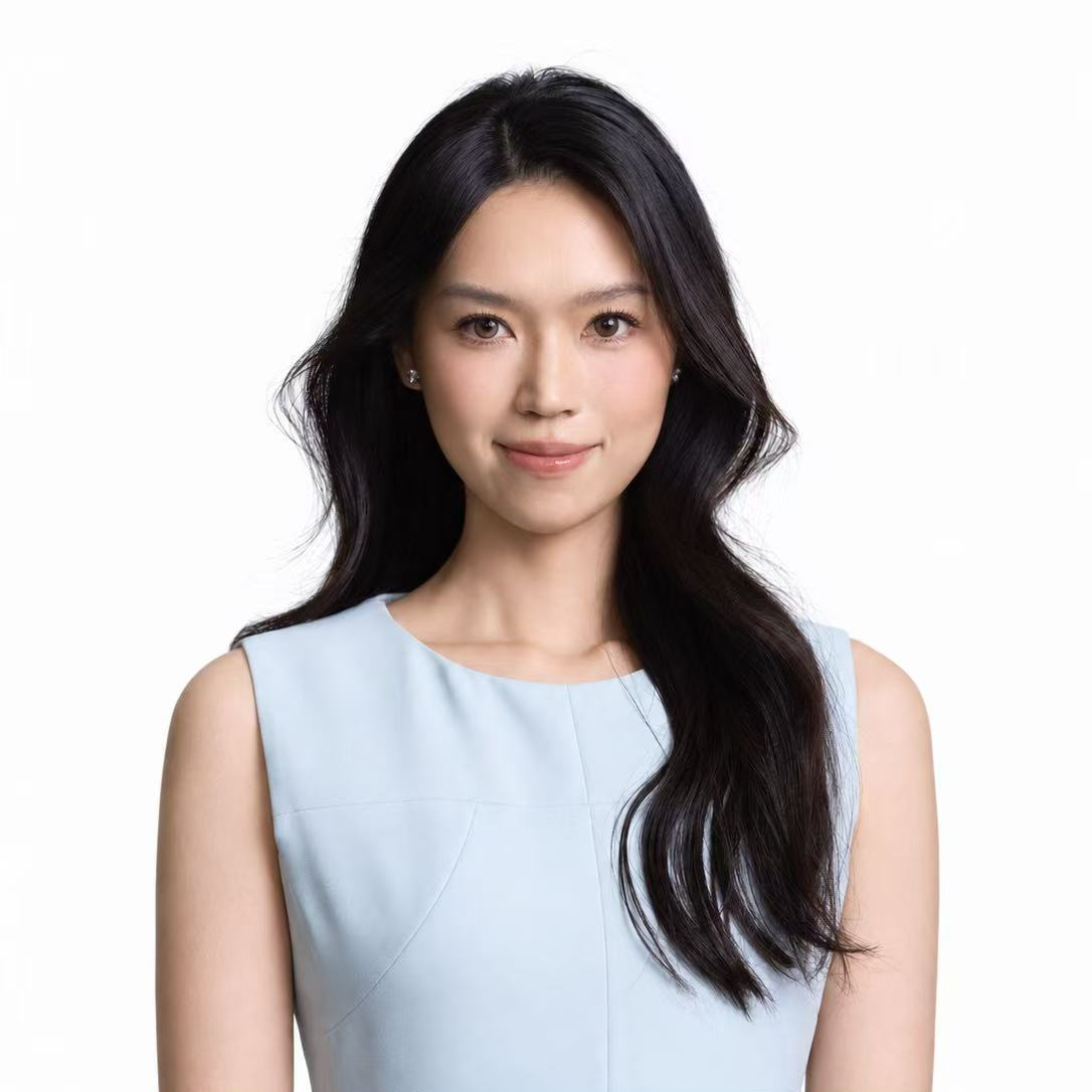 Amanda Xi 的白底半身肖像,身穿浅蓝色无袖上衣