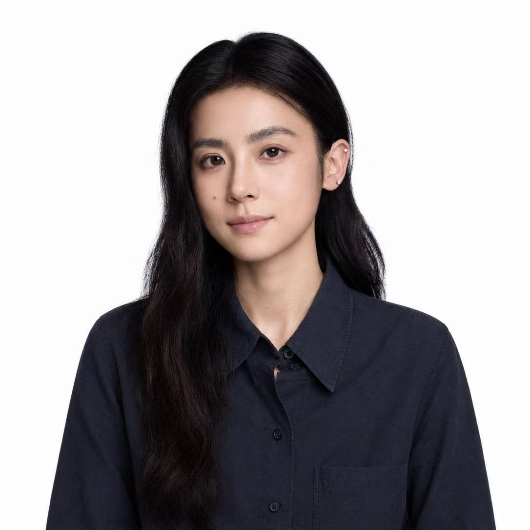 Celin Shen 的白底半身肖像,身穿深色翻领衬衫