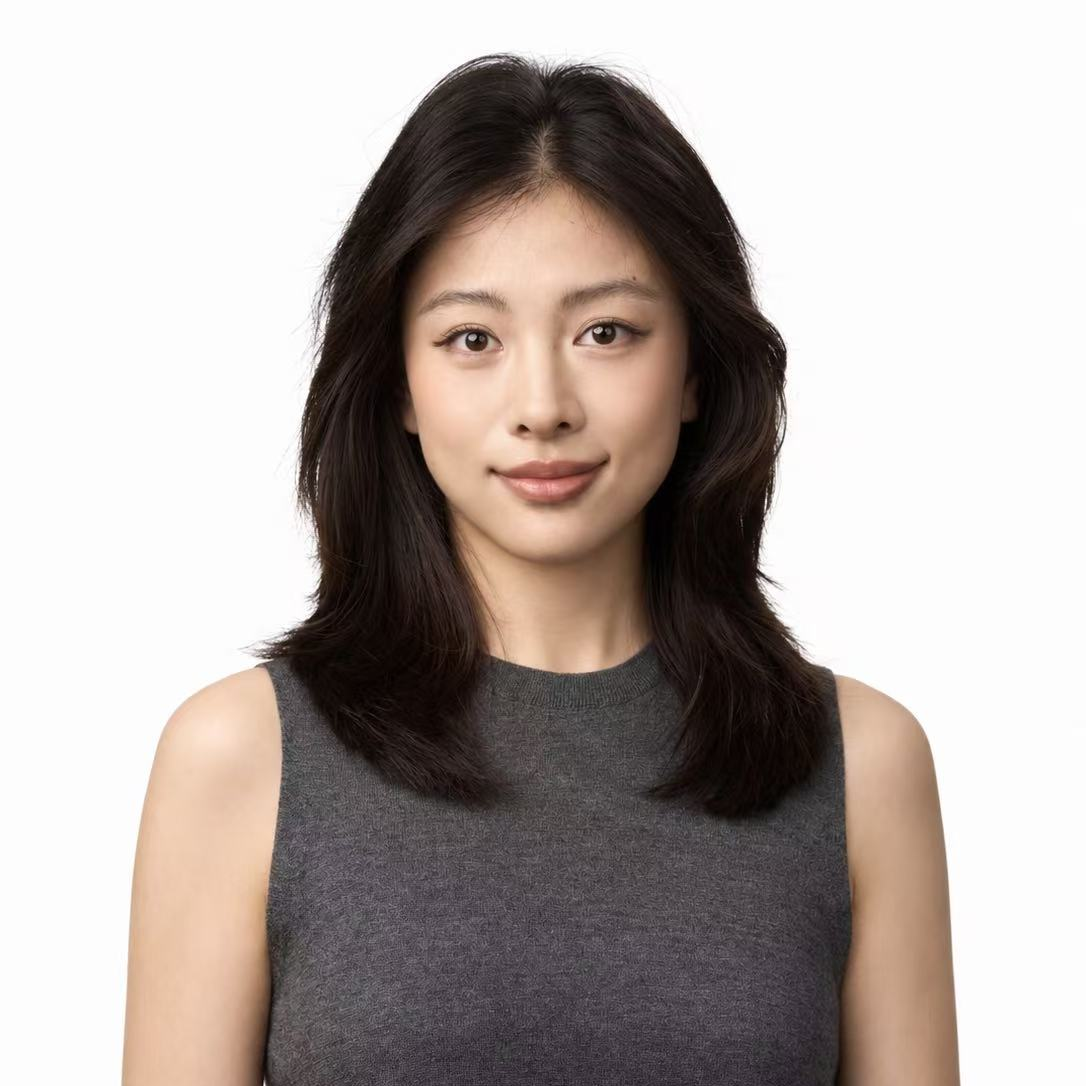 Jennie Chang 的白底半身肖像,身穿灰色无袖上衣