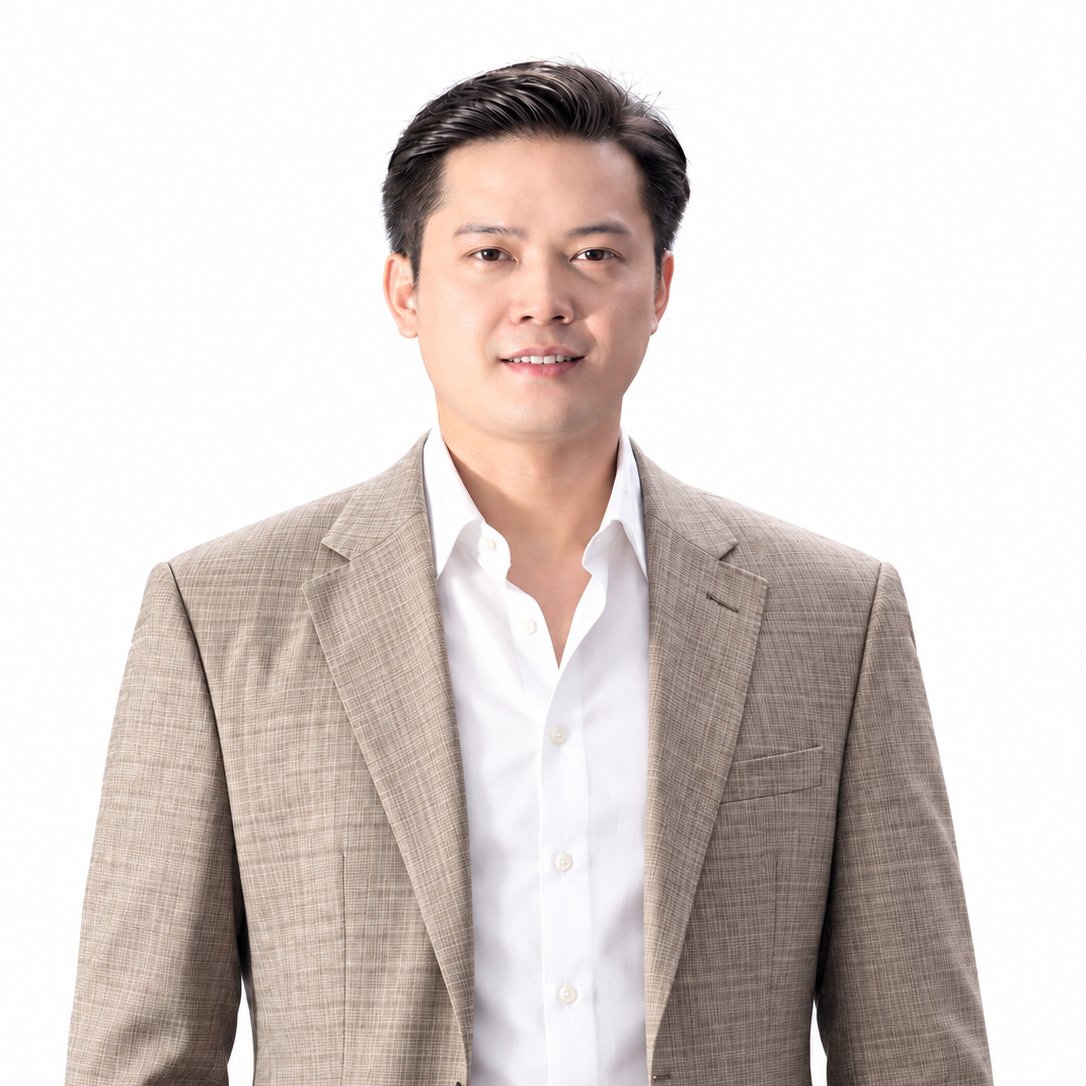 Matthew Wang 的白底半身肖像,身穿浅色格纹西装、白衬衫敞领,无领带,自然微笑