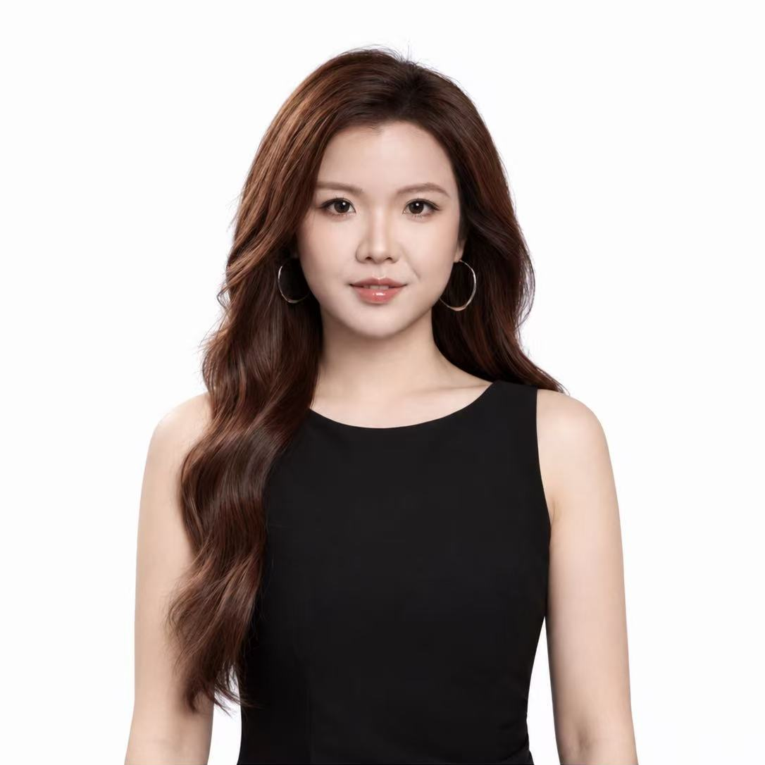 Selina Shin 的白底半身肖像,棕色长卷发,身穿黑色无袖上衣